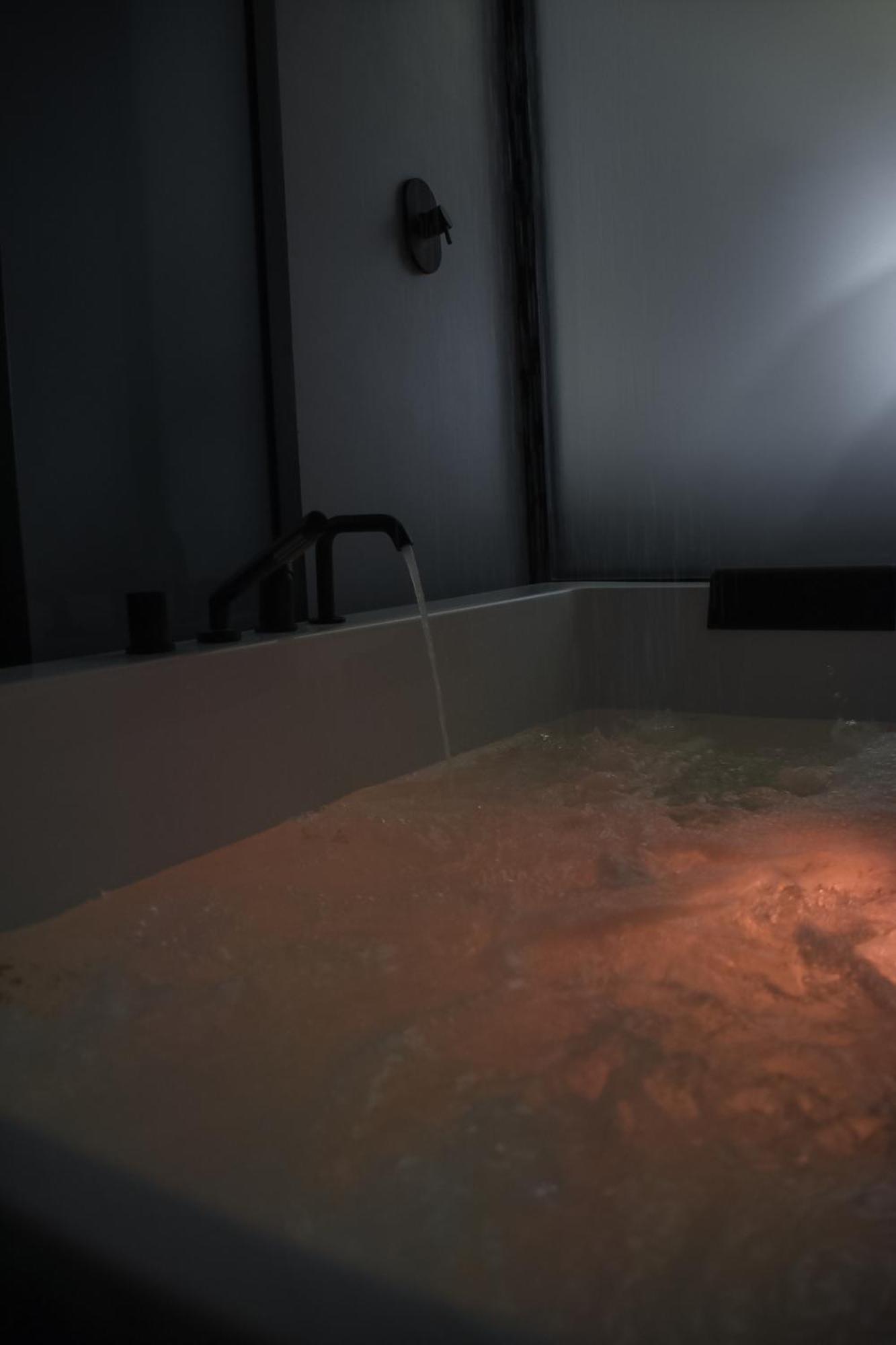 Dislocati Bnb - Jacuzzi Privata - Cucina - Tv60" - Minimal Luxury 马里利亚诺 外观 照片