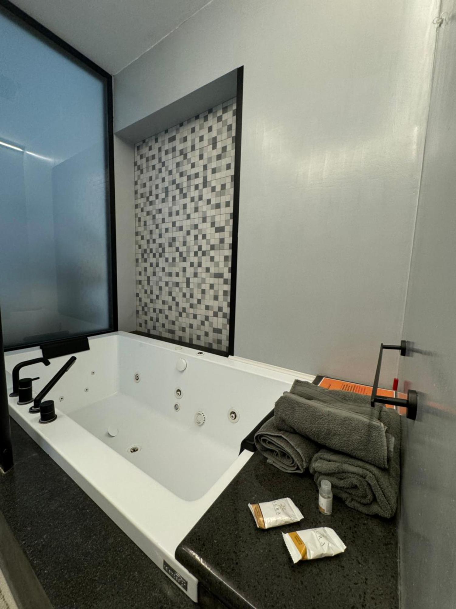 Dislocati Bnb - Jacuzzi Privata - Cucina - Tv60" - Minimal Luxury 马里利亚诺 外观 照片